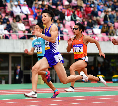 織田幹雄記念国際陸上競技大会　男子100メートル予選2組　10秒43の同組2位で予選を通過する多田修平（撮影・清水貴仁）