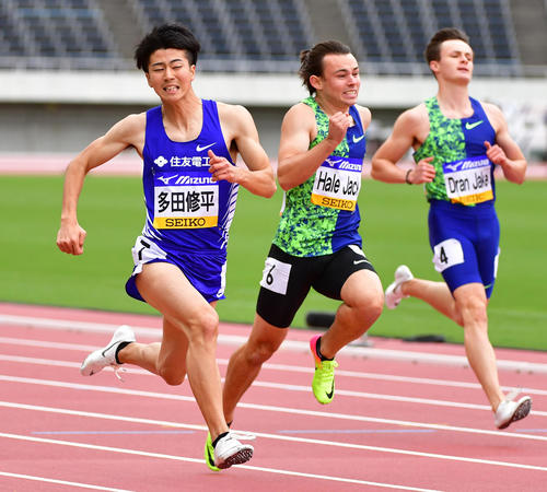 織田幹雄記念国際陸上競技大会　男子100メートルA決勝　10秒21で2位となる多田修平（左）（撮影・清水貴仁）