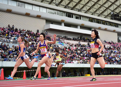 11秒54で2位の御家瀬緑（中央）と11秒64で3位となる土井杏南（右）、左は11秒54で1位ライリー・デイ（撮影・清水貴仁）