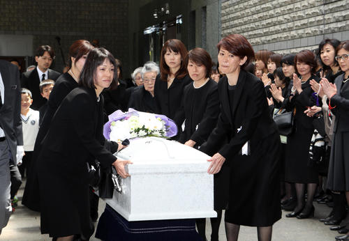 小出義雄さんの出棺をする、右から有森裕子さん、鈴木博美さん、高橋尚子さん。左手前は次女正子さん（撮影・狩俣裕三）