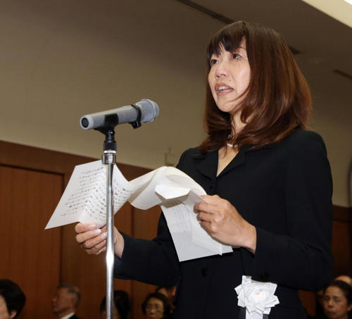 小出義雄さんの告別式で、涙ながらに弔辞を読む高橋尚子さん