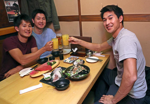 飯塚（右）は次男裕也さん（中央）、三男拓巳さんと一緒に幕を閉じる平成と新しく始まる令和へ乾杯する（撮影・松本俊）