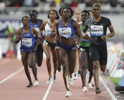 女子800メートルに出場したセメンヤ（右）（AP）