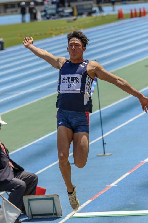 4月の大会で走り幅跳びに出場した右代