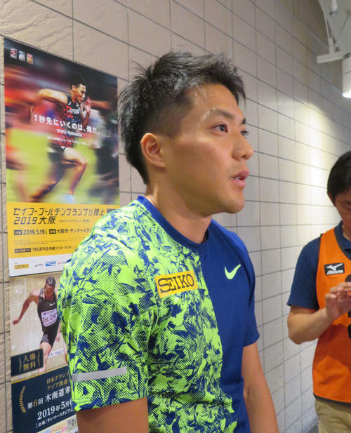 木南記念の前日練習を終え、取材に応じる山県（撮影・上田悠太）