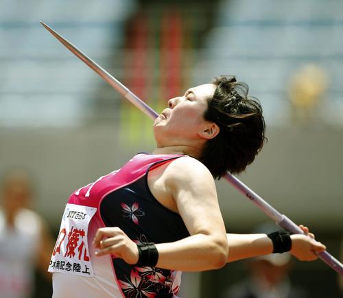 女子やり投げ　64メートル36の日本新記録をマークして優勝した北口榛花（共同）
