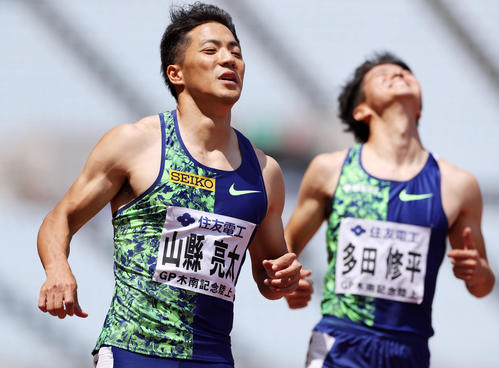 10秒21で優勝した山県。右は敗れて悔しがる多田（撮影・前田充）