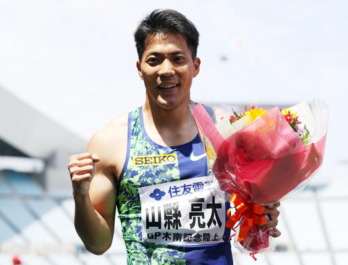 10秒21で優勝し、笑顔でガッツポーズする山県（撮影・前田充）