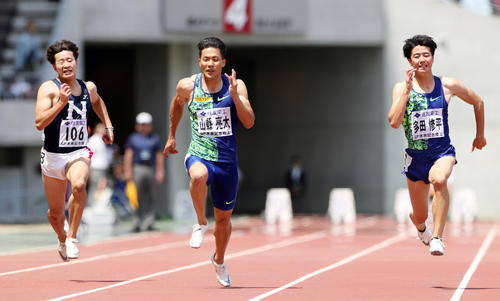 10秒21で優勝した山県（中央）。右は2位に敗れた多田（撮影・前田充）