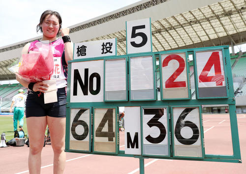 日本新記録の64メートル36で優勝し、笑顔でガッツポーズする北口（撮影・前田充）
