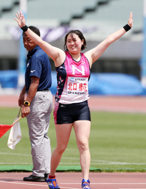 女子やり投げ決勝　日本新記録の64メートル36で優勝し、観客の声援に笑顔で応える北口（撮影・前田充）