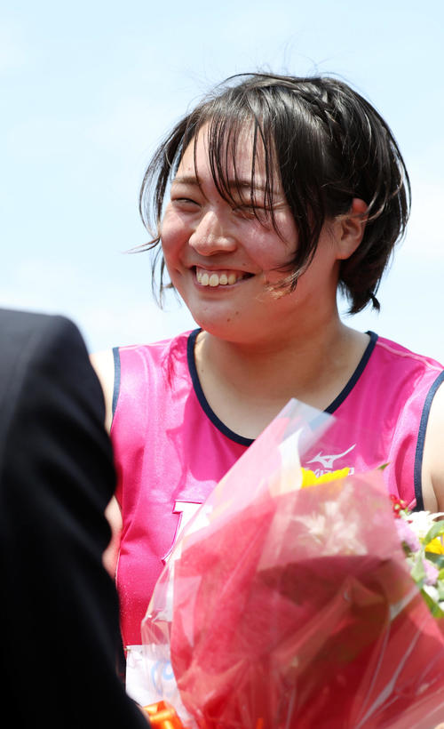 女子やり投げで日本新記録の64メートル36で優勝し、笑顔を見せる北口（撮影・前田充）