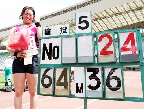 日本新記録の64メートル36で優勝し、笑顔でガッツポーズする北口（撮影・前田充）