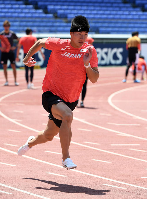 練習を行う男子400メートルリレー日本代表の桐生（撮影・鈴木みどり）