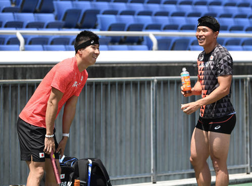 練習の合間に笑顔を見せる男子400メートルリレー日本代表の桐生（左）と小池（撮影・鈴木みどり）
