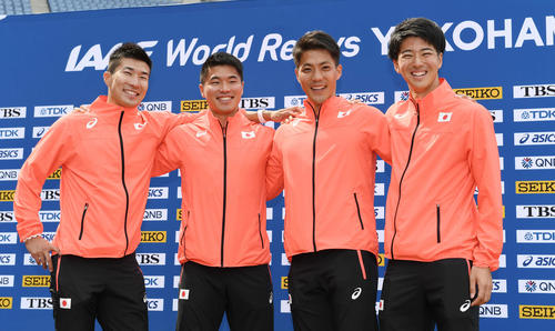 記者会見後のフォトセッションで笑顔を見せる男子400メートルリレー日本代表のメンバー。左から桐生、小池、山県、多田（撮影・鈴木みどり）
