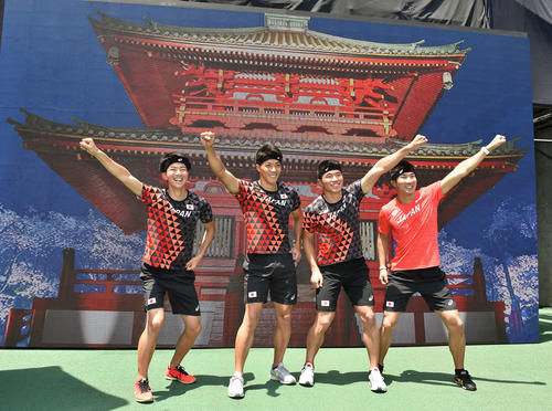 2回目で侍ポーズをキッチリ決める、左から多田修平、山県亮太、小池祐貴、桐生祥秀（撮影・鈴木みどり）