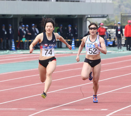 出雲大会女子100メートルで2位の土井（左）（19年4月21日撮影）