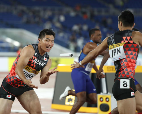 男子400メートルリレー予選3組、3走の小池（左）とアンカーの桐生はバトンパスを失敗し失格となる（撮影・河野匠）