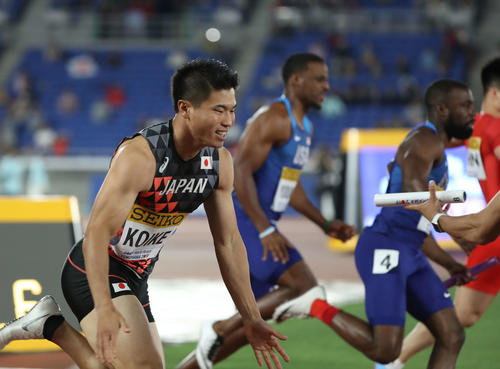男子400メートルリレー予選3組、3走の小池（左）とアンカーの桐生はバトンパスを失敗し失格となる（撮影・河野匠）