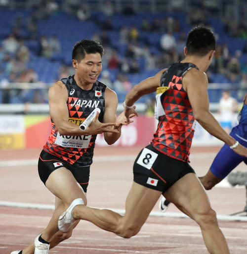 男子400メートルリレー予選3組、3走の小池（左）とアンカーの桐生はバトンパスを失敗し失格となる（撮影・河野匠）