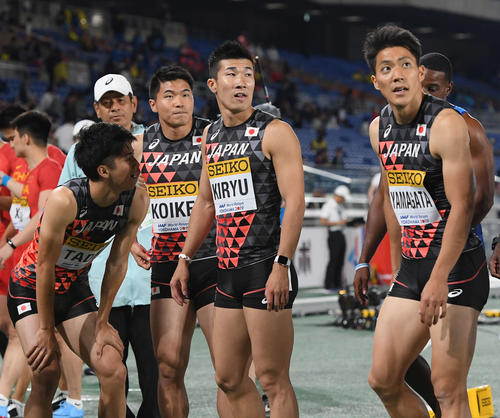 男子400メートルリレー予選3組でバトン渡しに失敗し、失格となり浮かない表情の日本代表。左から多田、小池、桐生、山県（撮影・鈴木みどり）
