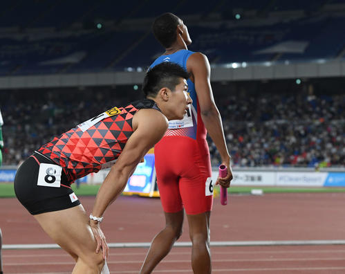 男子400メートルリレー予選第3組でバトン渡しに失敗し、ゴール後膝に手をつく桐生（撮影・鈴木みどり）