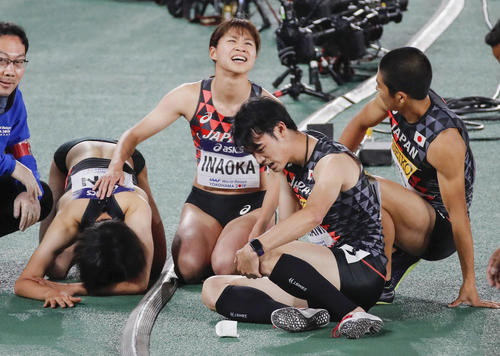 混合1600メートルリレー予選を終え、厳しい表情の、右から伊東、北谷、稲岡、青山（共同）