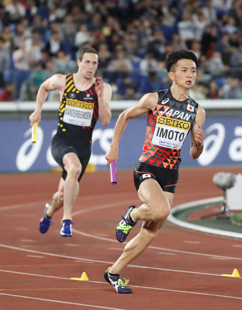 男子1600メートルリレー予選2組、先頭でオープンレーンに出る2走の井本（撮影・河野匠）