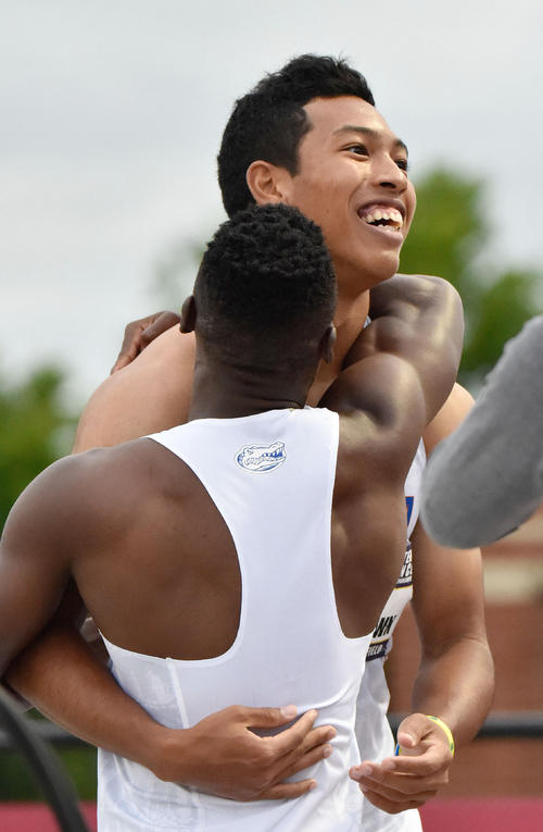 陸上の米大学南東地区選手権の男子100メートル決勝で9秒99をマークし、チームメートと抱き合い喜ぶサニブラウン（共同）