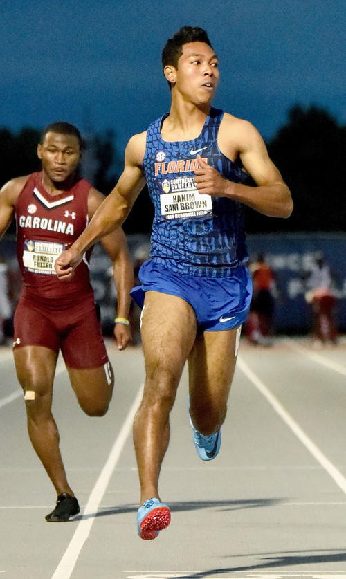 陸上の米大学南東地区選手権男子100メートル予選で全体トップの10秒10をマークしたサニブラウン・ハキーム（右）（共同）