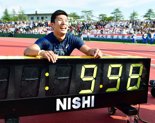 17年9月、日本学生対校選手権の男子100メートル決勝で9秒98の日本人初の9秒台を記録し喜ぶ桐生