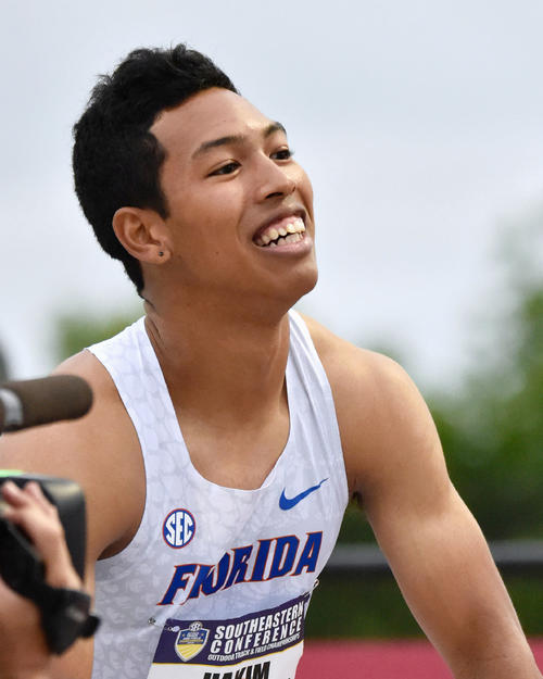 男子100メートル決勝で9秒99をマークして優勝し、笑顔を見せるサニブラウン・ハキーム（共同）