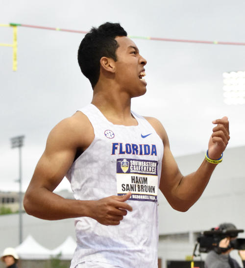陸上の米大学南東地区選手権の男子100 メートル 決勝で9秒99をマークし、喜ぶサニブラウン・ハキーム（共同）