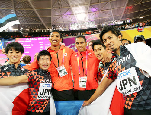 世界陸上男子400mリレー決勝で銅メダルを獲得し記念撮影に納まる日本チーム。左から多田修平、桐生祥秀、サニブラウン・ハキーム、ケンブリッジ飛鳥、飯塚翔太、藤光謙司（2017年8月10日撮影）