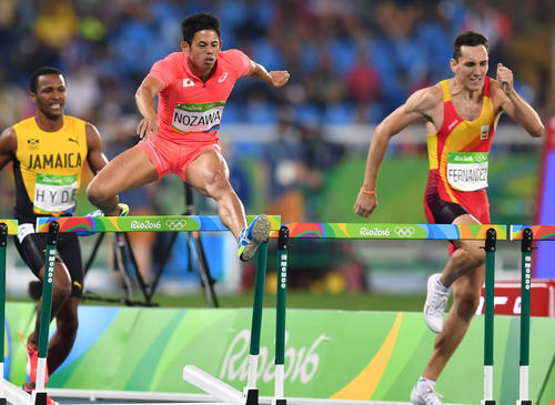 リオデジャネイロ五輪男子400メートル障害準決勝1組　49秒20で同組6位で準決勝敗退となる野沢啓佑（左手前）（2016年8月16日撮影）