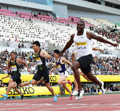 セイコーGGP陸上2018大阪男子100m決勝　10秒06で1着となるガトリン（右）、2着は山県亮太（左から2人目）（2018年5月20日撮影）