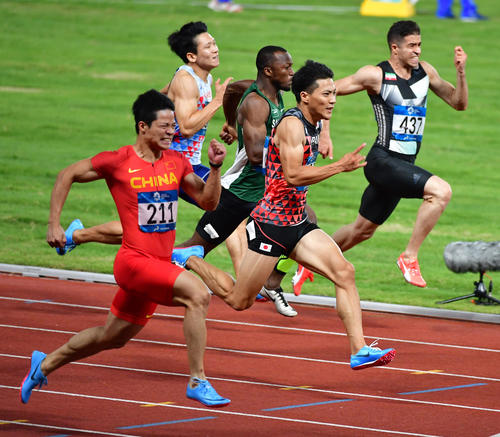 アジア大会男子100m決勝　10秒00で3位となる山県（中央）。手前は優勝した中国の蘇炳添（2018年8月26日撮影）