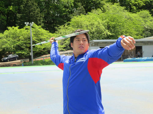 やりを構える新井（撮影・上田悠太）