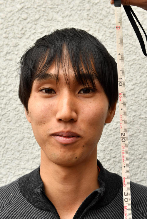 顔の大きさを測る走り高跳びの戸辺直人