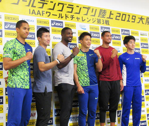 セイコー・ゴールデンGP公式会見でポーズをとる、左からケンブリッジ、桐生、ガトリン、山県、ノーマン、多田（撮影・益田一弘）