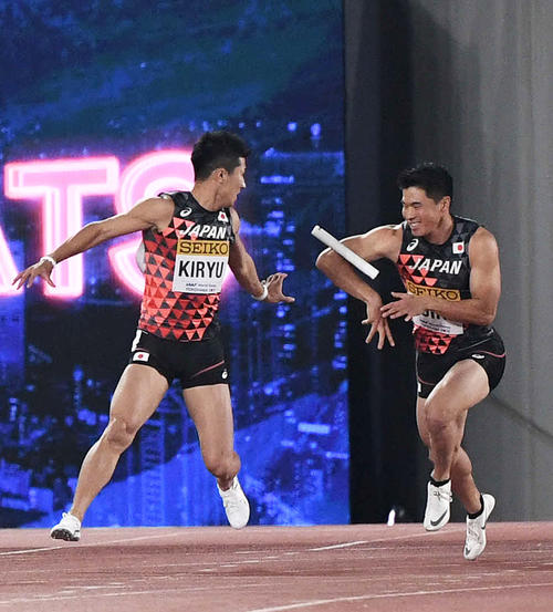 陸上世界リレー大会男子400メートルリレー予選で小池祐貴（左から2人目）から4走桐生祥秀（左）へのバトン渡しに失敗し、失格となる日本（2019年5月11日撮影）