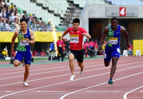 セイコーゴールデングランプリ　男子100メートル　10秒01で惜しくも2位となる桐生祥秀（中央）、1位は10秒00のジャスティン・ガトリン（右）、左は山県亮太（撮影・清水貴仁）