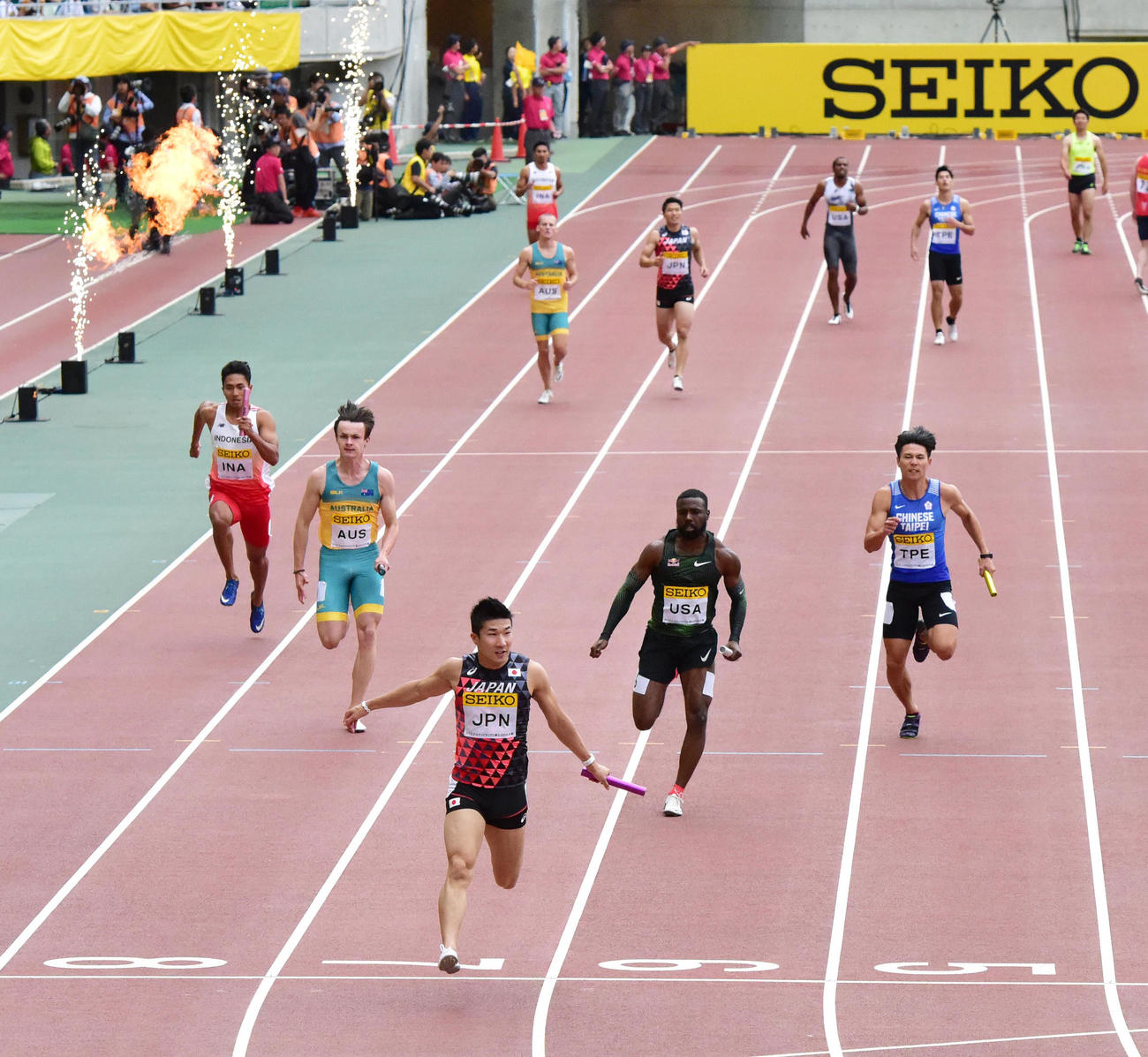 38秒00の1位でゴールする日本アンカー桐生祥秀（撮影・清水貴仁）
