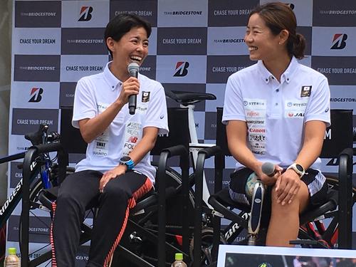 チーム・ブリヂストンスペシャルトークショーに笑顔で出席したトライアスロンの上田藍（左）とパラトライアスロンの秦由加子（2019年5月19日撮影）