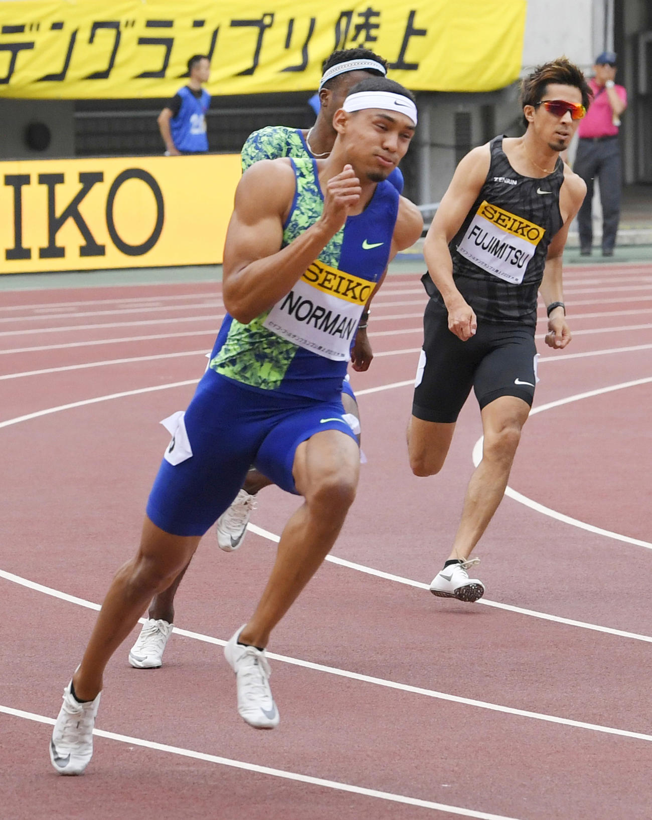 男子200 メートル 　19秒84で優勝したマイケル・ノーマン（左）（共同）
