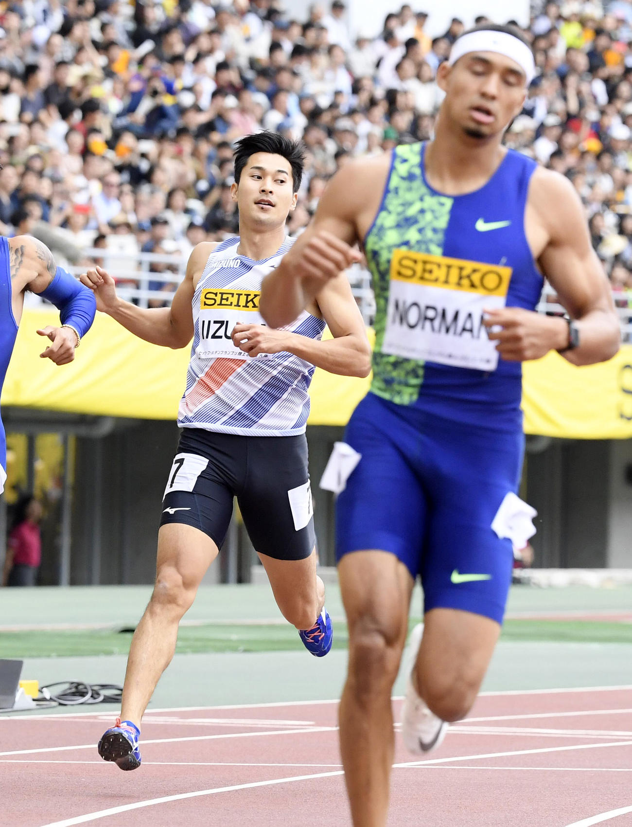 男子200 メートル 　ゴールする6位の飯塚翔太。手前は優勝したマイケル・ノーマン（共同）
