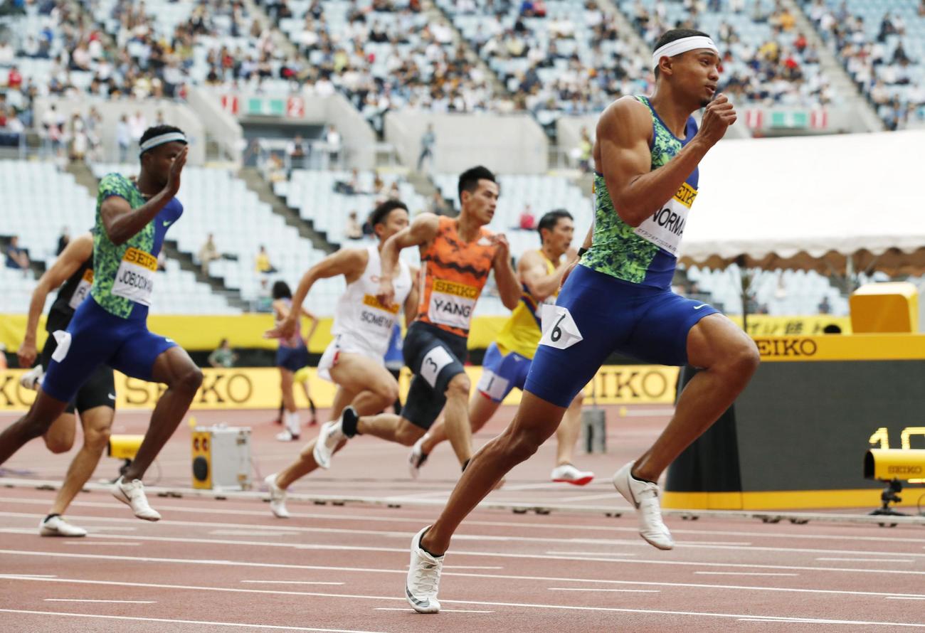 男子200 メートル 　19秒84で優勝したマイケル・ノーマン（右端）（共同）