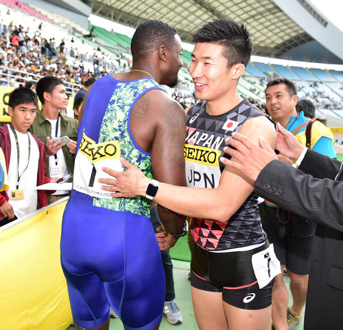 男子400メートルリレーのレースを終えガトリン（左）と健闘をたたえ合う桐生（撮影・清水貴仁）
