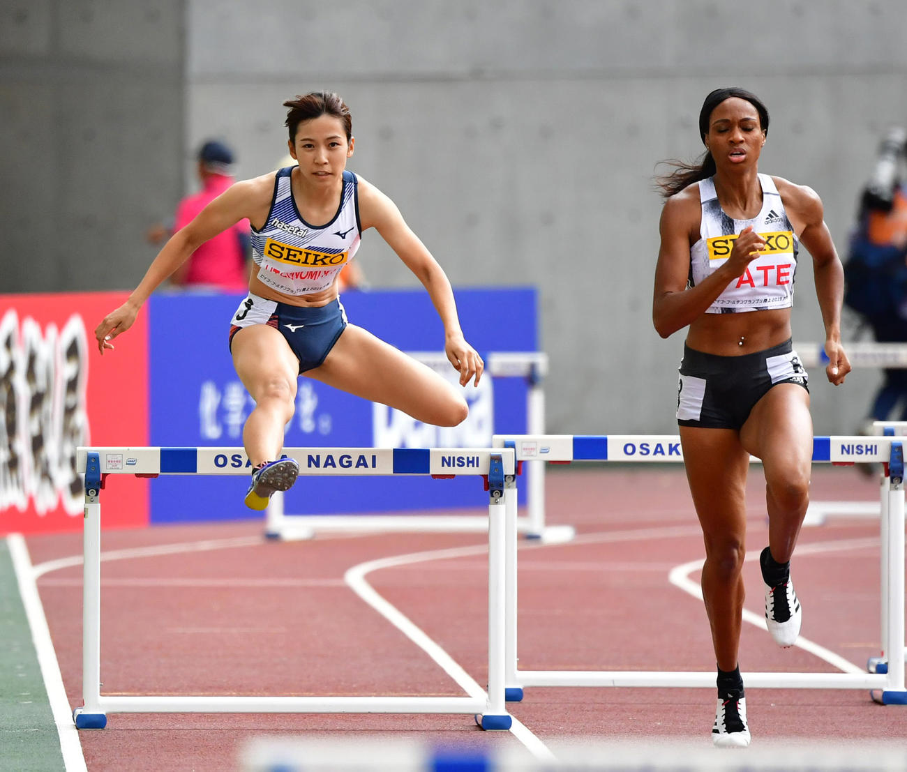 女子400メートル障害　57秒31で日本人最上位となる5位でゴールする宇都宮絵莉（左）（撮影・清水貴仁）